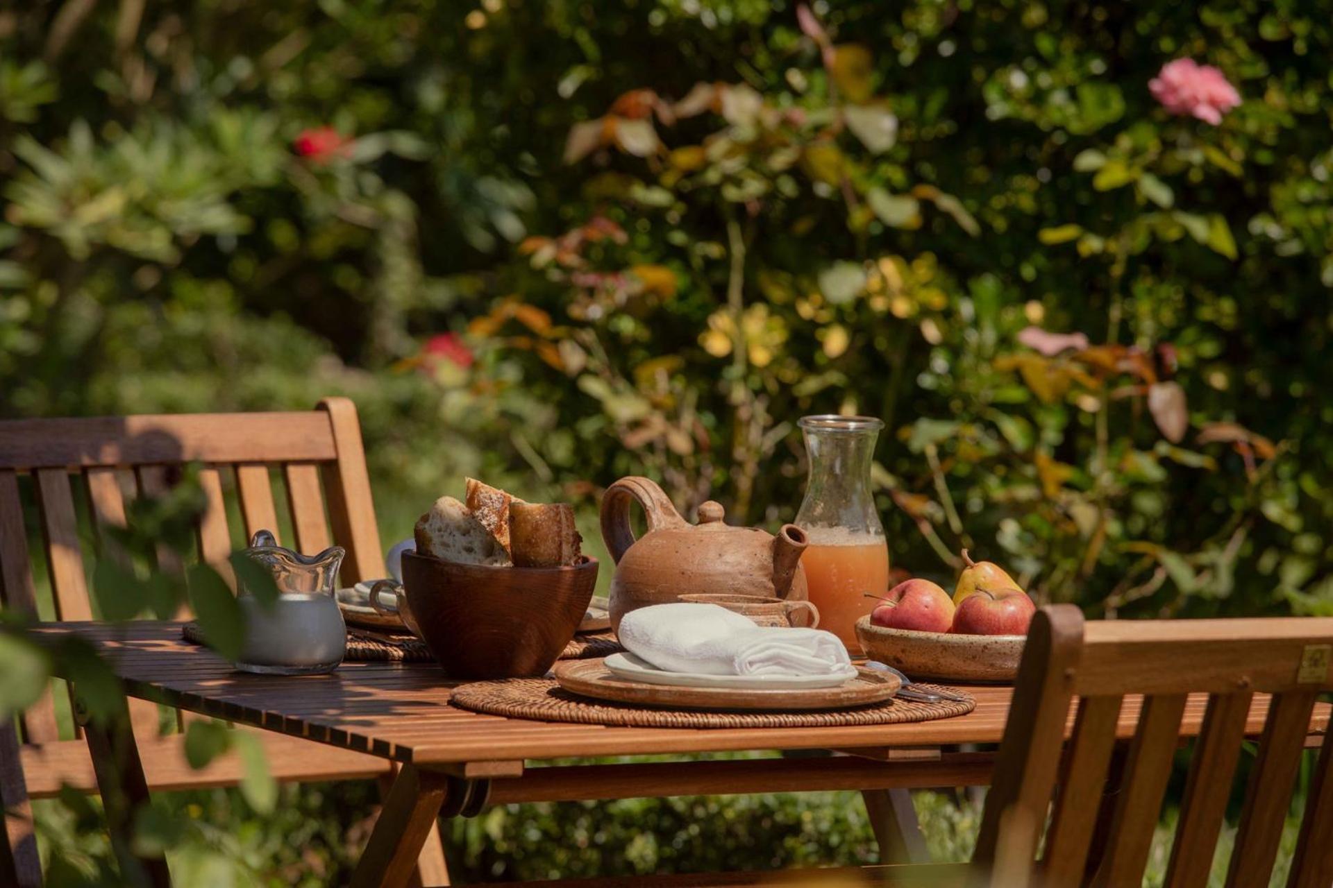 Maison Gamboia, 5 chambres d'hôtes de charme et résidence d'artistes, au calme, vaste jardin fruitier Hasparren Exterior foto